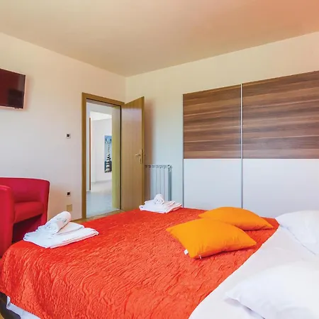 Nyaraló Luxurious In With Sauna Šumber