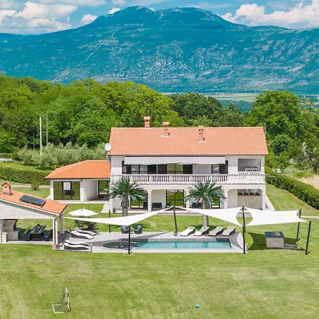 Ferienhaus Luxurious In With Sauna Šumber
